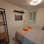 Maison Ping ,en Face Des Arènes
