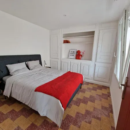 Maison Ping ,en Face Des Arenes *