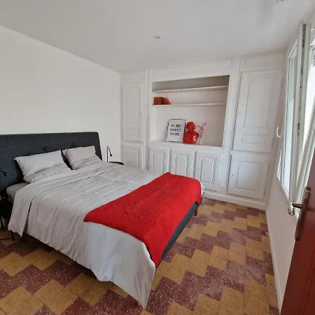 Maison Ping ,en Face Des Arenes *