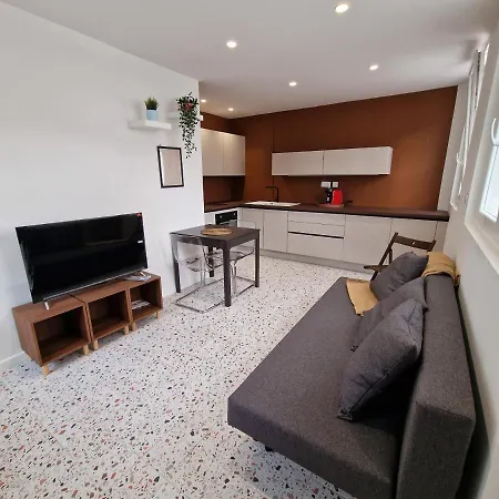Maison Ping ,en Face Des Arenes *
