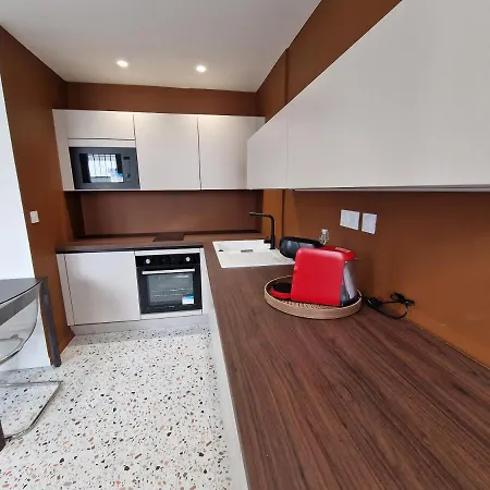 Appartement Maison Ping ,en Face Des Arenes *