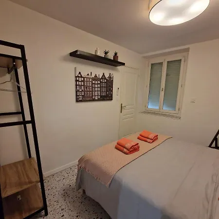 Maison Ping ,en Face Des Arenes