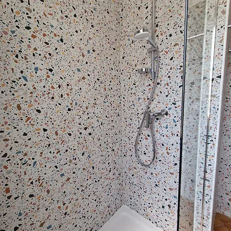 Maison Ping ,en Face Des Arenes *