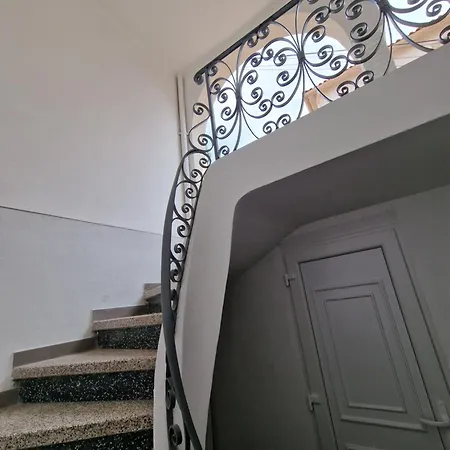 Maison Ping ,en Face Des Arenes