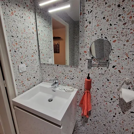 Maison Ping ,en Face Des Arenes Apartment *