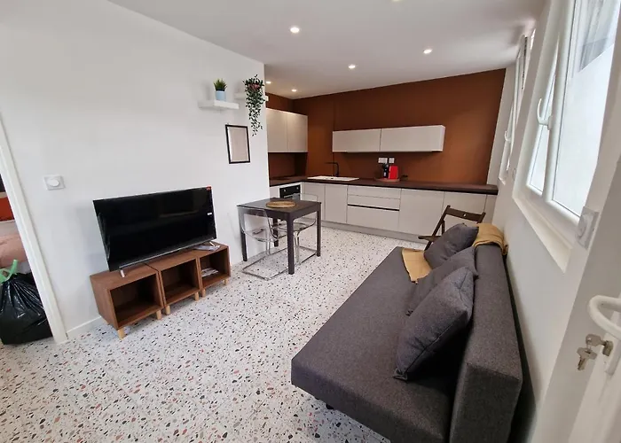 Maison Ping ,en Face Des Arenes *