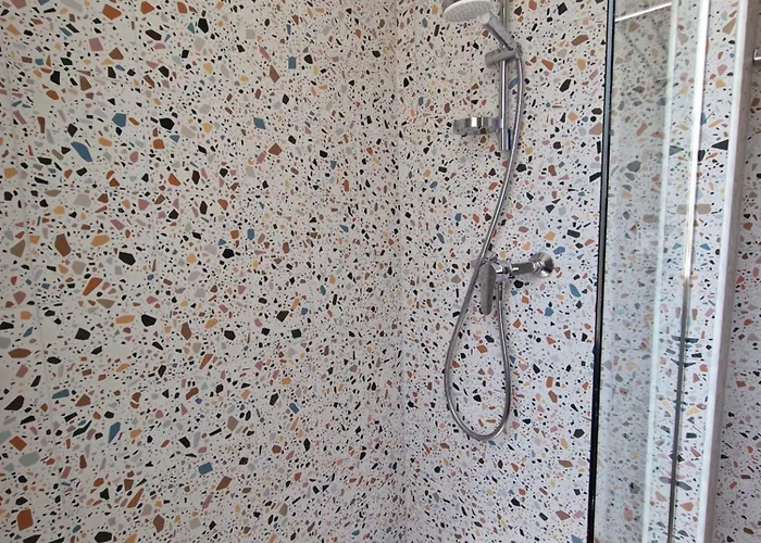 Maison Ping ,en Face Des Arenes *