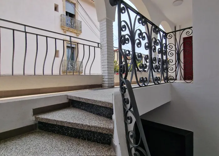 Maison Ping ,en Face Des Arenes Apartamento