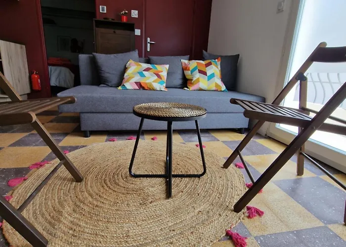 Maison Ping ,en Face Des Arenes *